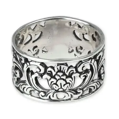 Silberring mit Ornamenten