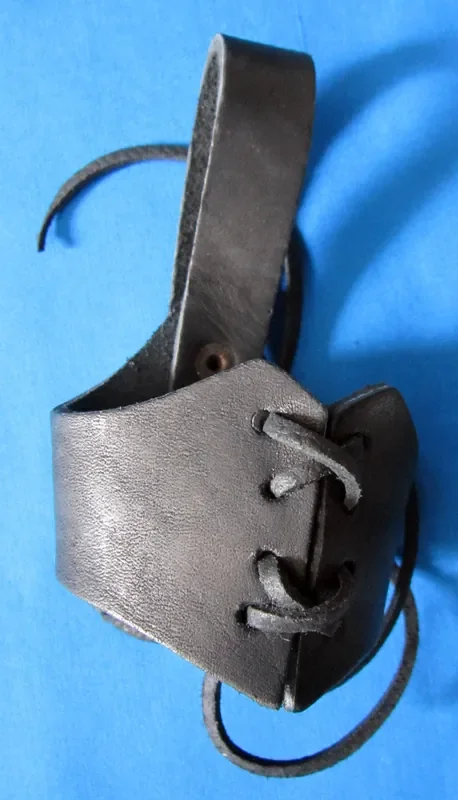 Trinkhornhalter aus Leder