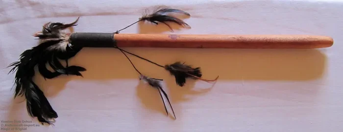 Voodoo Zeiger aus Holz mit Federn
