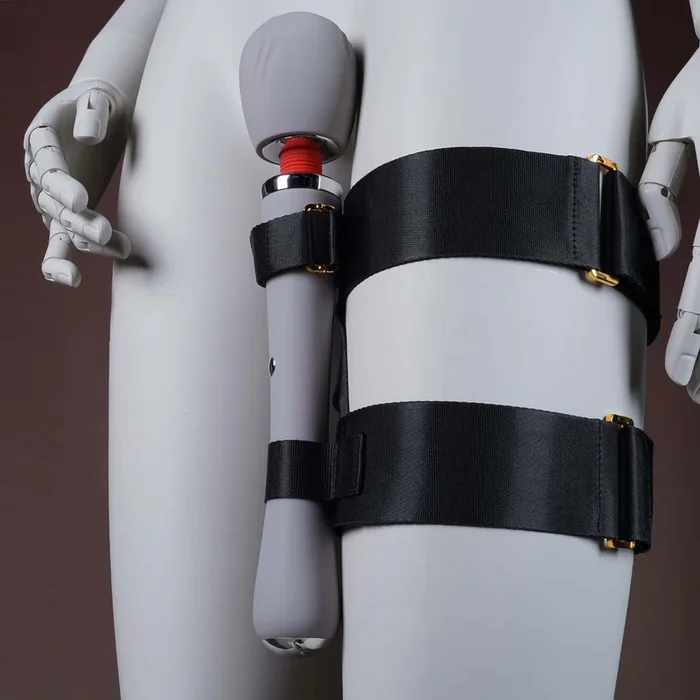 Wand-Vibrator mit Oberschenkel-Harness