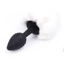 Weißes Bunny-Schwänzchen mit schwarzem Plug