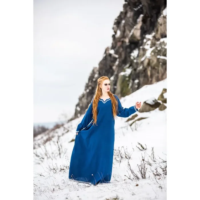 Wikingerkleid mit Handstickerei an den Konturen (Farbe Rot, Grösse S)